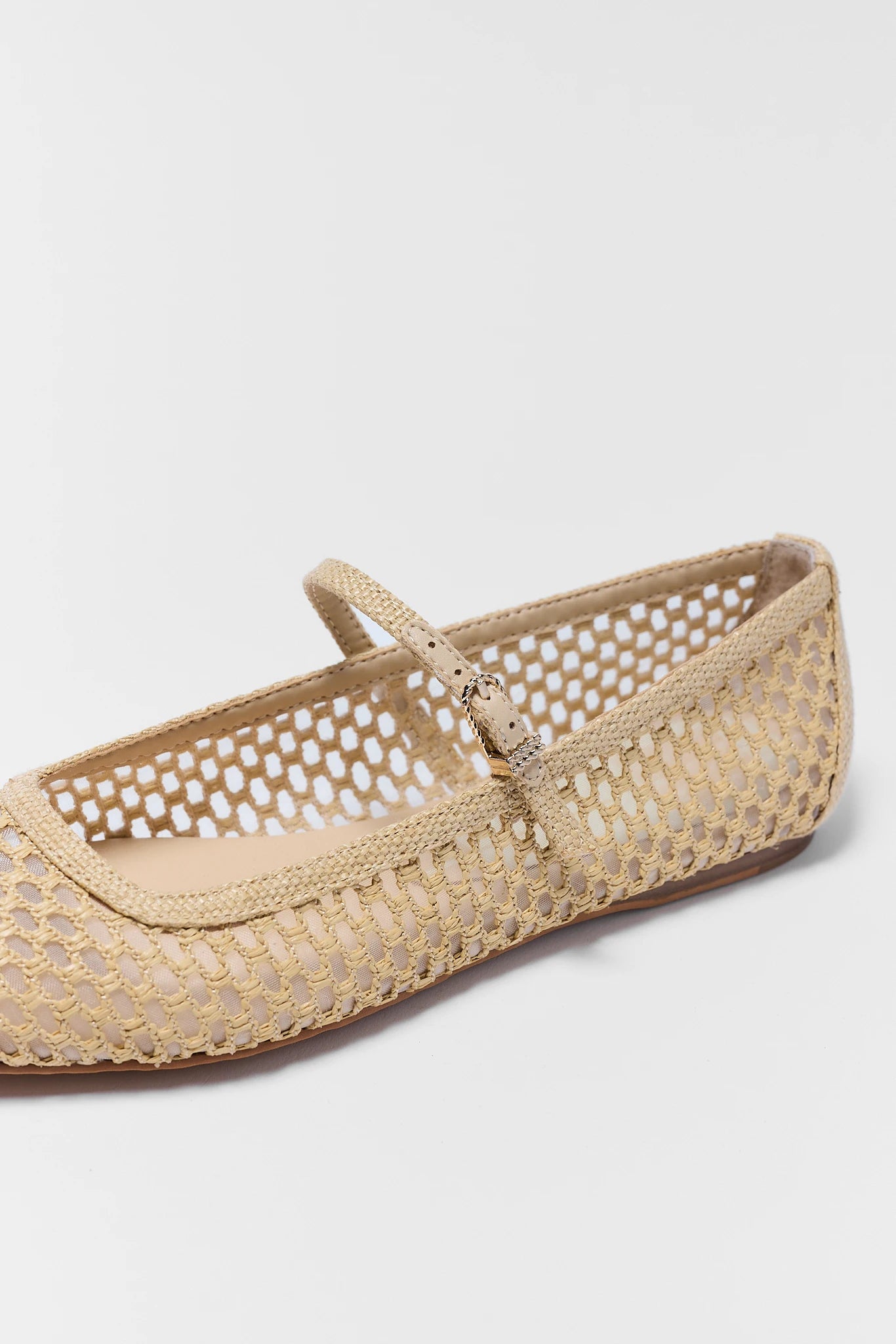 close up reyes tan flat