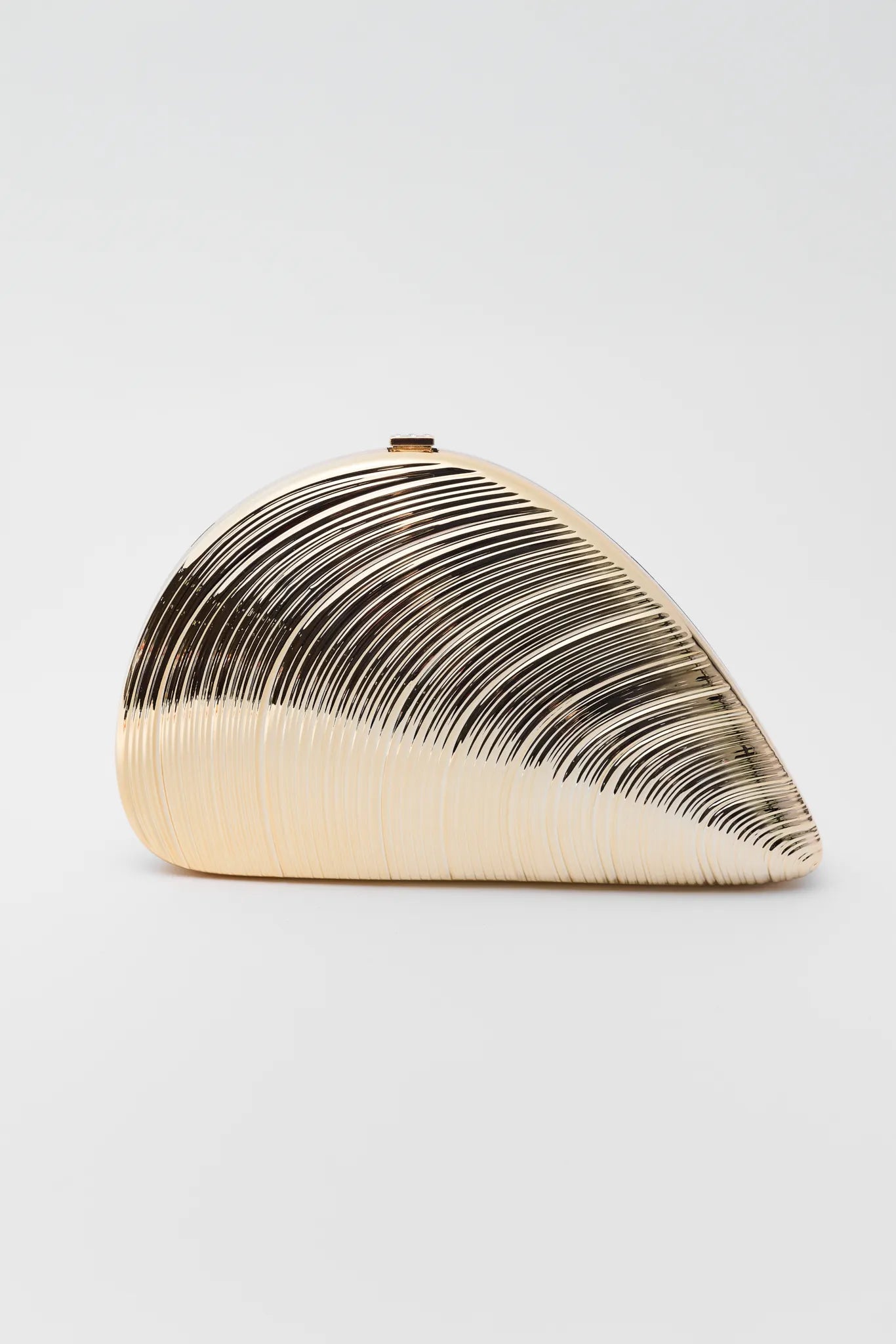 Veronica Gold Oyster Clutch, a scallop-shaped hard-case with polished gold-tone finish, ridged lines, hinge closure, and removable crossbody chain. Ideal for any outfit.