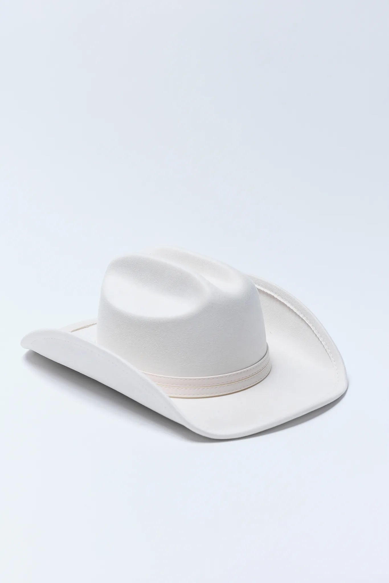 White cowboy Lynnie Hat on a light gray background